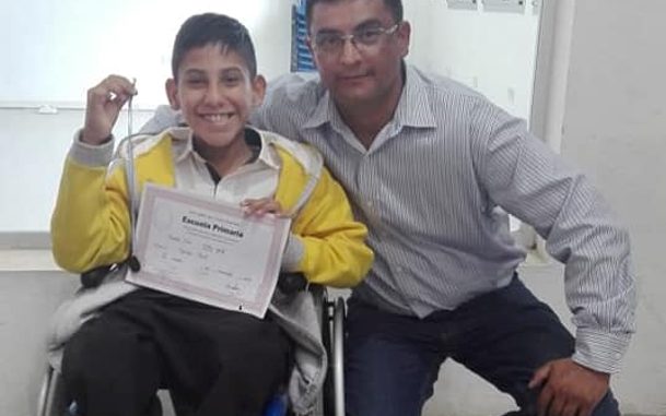 uriel spina hijo de un vigilador llamado a la solidaridad