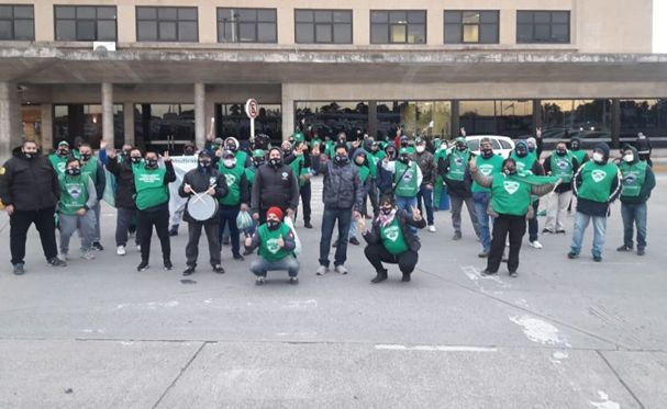 ssra protesta contra la empresa comahue en el aeropuerto de ezeiza