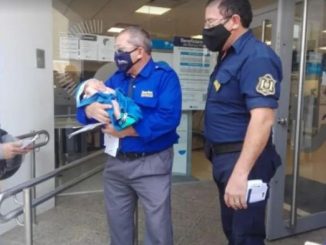 vigilador del banco macro en la provincia de salta cuido de un bebe mientras su madre realizaba tramites