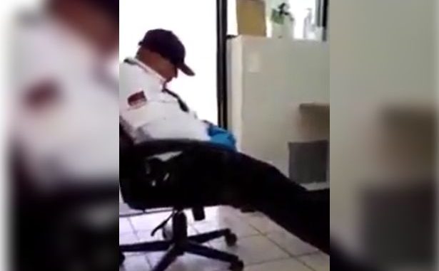 vigilador fue filmado por su compañero mientras se quedo dormido en el servicio