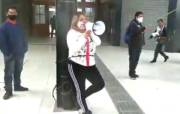 vigiladora encadena en protesta en la estación retiro e