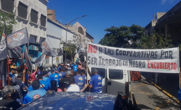 movilización al ministerio de trabajo reclamando medidas contra las cooperativas