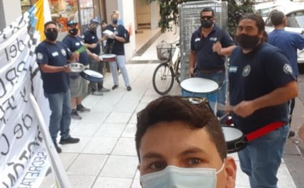 protesta de trabajadores de Carrefour exigen personal de seguridad en sus locales exprés