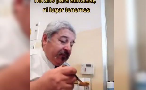 vigilador realizo una parodia en tik tok tratando de comer