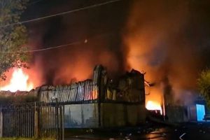 momentos de tensión vivió un vigilador al quedar atrapado en medio de un incendio