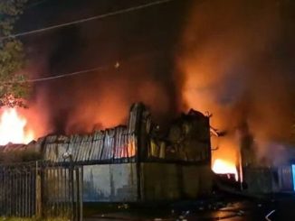 momentos de tensión vivió un vigilador al quedar atrapado en medio de un incendio