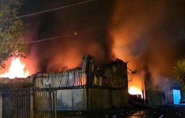 momentos de tensión vivió un vigilador al quedar atrapado en medio de un incendio