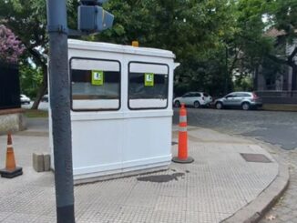 garita de seguridad en la esquina de un barrio