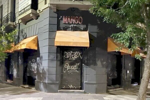 ALLANAN UN BAR POR NEGARSE A RELEVAR EL PERSONAL DE SEGURIDAD