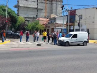 corte de calle de vigiladores en protesta en Neuquén