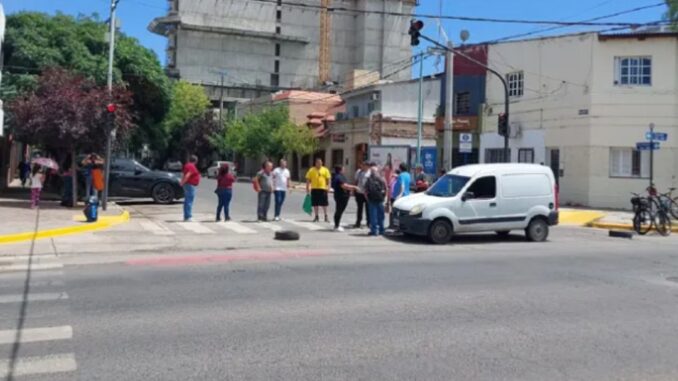 corte de calle de vigiladores en protesta en Neuquén