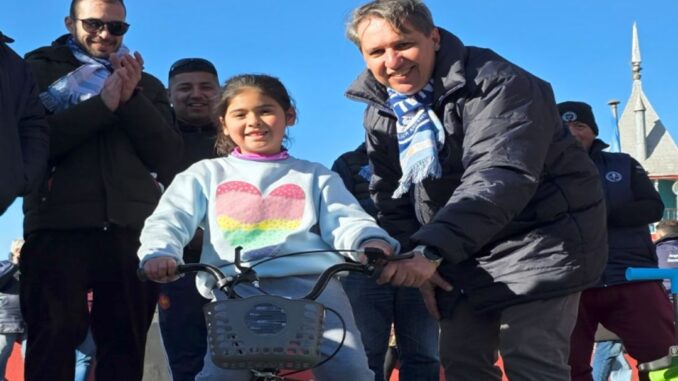 La Unión Personal de Seguridad de la República Argentina (UPSRA) celebró el Día de la Niñez con un multitudinario festejo en el emblemático Parque de la Ciudad, en la localidad bonaerense de La Plata. La jornada estuvo encabezada por el secretario adjunto de la organización sindical, Diego García, y reunió a cientos de familias afiliadas.