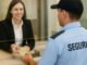 Con la llegada de septiembre, los vigiladores privados reciben un nuevo incremento salarial que impacta directamente en sus haberes. La novedad más relevante es que el adicional no remunerativo se suma al sueldo básico, lo que aumenta circunstancialmente el valor de la hora y tiene incidencia directa en el cálculo del aguinaldo. Este ajuste representa un pequeño alivio para los trabajadores del sector, mientras ya se discuten nuevas mejoras en el marco de las negociaciones entre los sindicatos comendatarios de convenio y la cámara empresarial.
