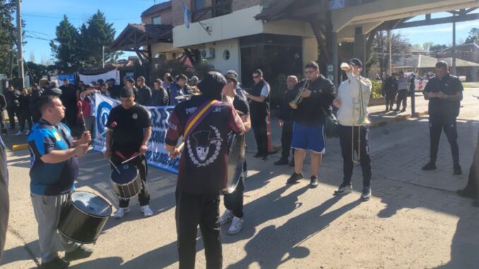 El Sindicato SUTCAPRA llevó adelante una protesta en el Country Club Atlético Banco Provincia de Buenos Aires, donde bloquearon el ingreso en reclamo por la continuidad laboral de 20 de sus afiliados.