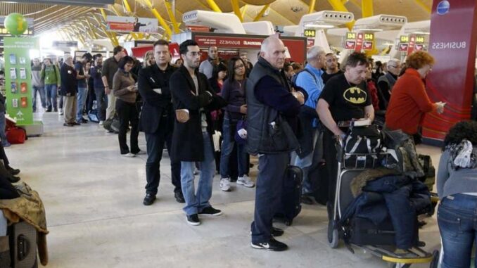 Una fuerte protesta de los vigiladores generó la paralización del Aeropuerto Adolfo Suárez Madrid-Barajas, uno de los más importantes de Europa. Los trabajadores, conocidos en España como vigilantes, bloquearon la terminal en reclamo de mejoras salariales y el reconocimiento de adicionales por vacaciones y por peligrosidad.
