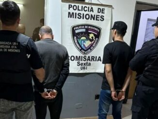 Efectivos de la Comisaría Sexta de Posadas provincia de Misiones detuvieron a dos hombres que se hacían pasar por agentes de seguridad privada y ofrecían servicios en nombre de una supuesta empresa inexistente. Los sospechosos, identificados como Ezequiel G. (44) y Jorge R. (51), fueron denunciados por vecinos de distintos barrios que alertaron sobre su accionar.