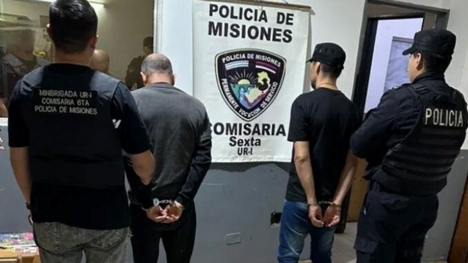 Efectivos de la Comisaría Sexta de Posadas provincia de Misiones detuvieron a dos hombres que se hacían pasar por agentes de seguridad privada y ofrecían servicios en nombre de una supuesta empresa inexistente. Los sospechosos, identificados como Ezequiel G. (44) y Jorge R. (51), fueron denunciados por vecinos de distintos barrios que alertaron sobre su accionar.