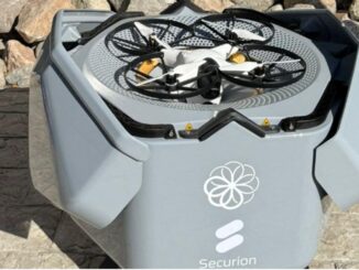 En un paso más hacia la automatización total, la empresa de seguridad Securion anunció la implementación de drones autónomos que reemplazarán a los tradicionales vigiladores rondines, aquellos trabajadores encargados de realizar recorridas por los perímetros de fábricas e industrias.