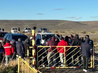 El conflicto laboral en la minera Santa Cruz continúa en aumento tras el traspaso del servicio de seguridad entre las empresas MV Seguridad y Huarpe. Desde el 1 de noviembre, la firma Huarpe comenzó formalmente a prestar el servicio luego de ganar la licitación, pero la empresa saliente MV Seguridad no concretó la desvinculación de los trabajadores, generando una grave situación de incertidumbre.