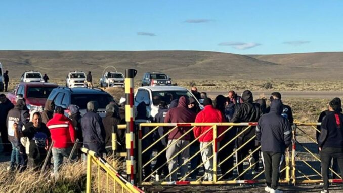 El conflicto laboral en la minera Santa Cruz continúa en aumento tras el traspaso del servicio de seguridad entre las empresas MV Seguridad y Huarpe. Desde el 1 de noviembre, la firma Huarpe comenzó formalmente a prestar el servicio luego de ganar la licitación, pero la empresa saliente MV Seguridad no concretó la desvinculación de los trabajadores, generando una grave situación de incertidumbre.