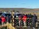 El conflicto laboral en la minera Santa Cruz continúa en aumento tras el traspaso del servicio de seguridad entre las empresas MV Seguridad y Huarpe. Desde el 1 de noviembre, la firma Huarpe comenzó formalmente a prestar el servicio luego de ganar la licitación, pero la empresa saliente MV Seguridad no concretó la desvinculación de los trabajadores, generando una grave situación de incertidumbre.