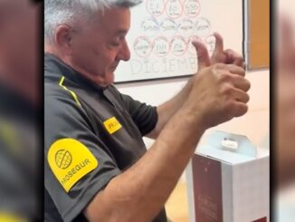 Un momento cargado de emoción se vivió en la ciudad santafesina de Rosario, donde un vigilador protagonizó una escena que rápidamente se viralizó en redes sociales y generó una ola de empatía entre los usuarios. El trabajador, empleado de la empresa Prosegur, no pudo contener las lágrimas al recibir por primera vez en su vida una canasta navideña.