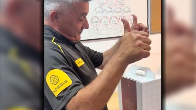 Un momento cargado de emoción se vivió en la ciudad santafesina de Rosario, donde un vigilador protagonizó una escena que rápidamente se viralizó en redes sociales y generó una ola de empatía entre los usuarios. El trabajador, empleado de la empresa Prosegur, no pudo contener las lágrimas al recibir por primera vez en su vida una canasta navideña.