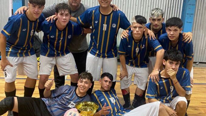 El equipo de fútbol creado por la delegación San Nicolás de la Unión del Personal de Seguridad de la República Argentina (UPSRA), bajo la conducción del delegado regional Roberto Mamoli, cerró el año de manera más que positiva al consagrarse campeón de futsal en la categoría Sub 17 de la Liga Nicoleña de Fútbol. Además, obtuvo el segundo puesto en las divisiones Sub 15 y Sub 13, completando una temporada destacada.