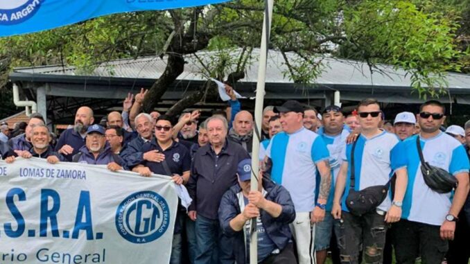 La Unión Personal de Seguridad de la República Argentina (UPSRA) confirmó su adhesión al paro nacional convocado por la Confederación General del Trabajo (CGT) en rechazo a la reforma laboral. La decisión fue respaldada por la comisión directiva del gremio, encabezada por Ángel Alberto García, quien manifestó el acompañamiento institucional a la medida de fuerza.