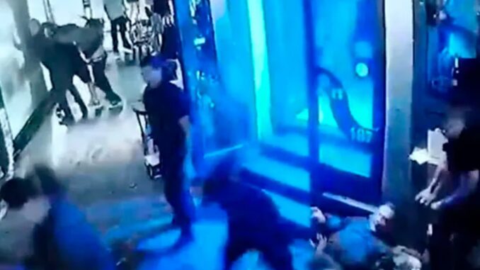 Cuatro trabajadores de seguridad fueron detenidos en el marco de la investigación por la muerte de Alexis Oscar Rogers, de 51 años, ocurrida en la puerta de un boliche en la localidad bonaerense de Bella Vista. El caso generó fuerte repercusión luego de la difusión de imágenes de cámaras de seguridad.
