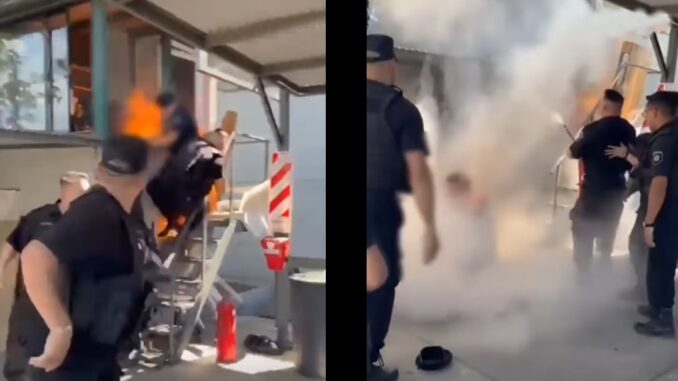 Un estremecedor episodio tuvo lugar en la ciudad de Rosario, donde un vigilador protagonizó una dramática protesta que hoy lo tiene al borde de la muerte. El trabajador, desesperado por la falta de pago de salarios adeudados, tomó la drástica decisión de prenderse fuego dentro de su garita.