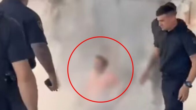 A una semana del trágico episodio ocurrido en Rosario, donde un trabajador de seguridad privada se prendió fuego en protesta por sueldos adeudados, comenzaron a conocerse nuevos y alarmantes detalles sobre lo sucedido. El hecho generó conmoción, no solo por la drástica decisión de la víctima, sino también por las circunstancias que rodearon el desenlace.
