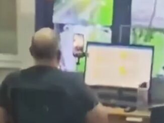 Un trabajador del centro de monitoreo urbano de Santa Fe quedó en el centro de la polémica luego de ser sorprendido realizando un vivo en TikTok mientras se encontraba en pleno horario laboral. El hecho fue filmado por otra persona y el video no tardó en viralizarse, generando una fuerte indignación en redes sociales.