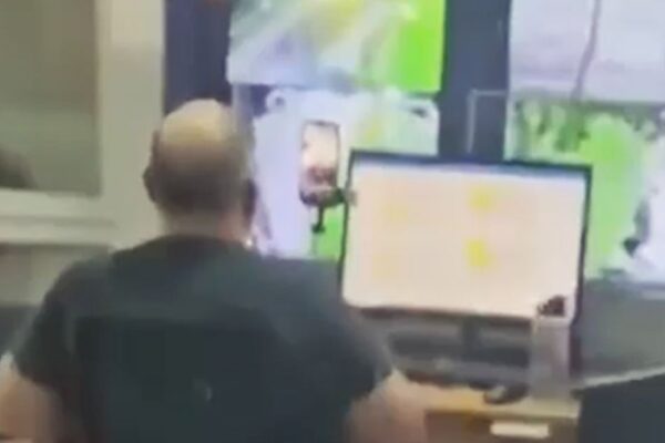 LO ENGANCHARON HACIENDO TIKTOK EN PLENO HORARIO LABORAL
