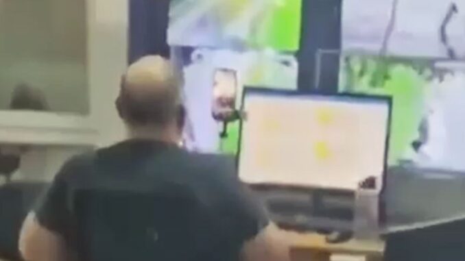Un trabajador del centro de monitoreo urbano de Santa Fe quedó en el centro de la polémica luego de ser sorprendido realizando un vivo en TikTok mientras se encontraba en pleno horario laboral. El hecho fue filmado por otra persona y el video no tardó en viralizarse, generando una fuerte indignación en redes sociales.