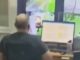 Un trabajador del centro de monitoreo urbano de Santa Fe quedó en el centro de la polémica luego de ser sorprendido realizando un vivo en TikTok mientras se encontraba en pleno horario laboral. El hecho fue filmado por otra persona y el video no tardó en viralizarse, generando una fuerte indignación en redes sociales.