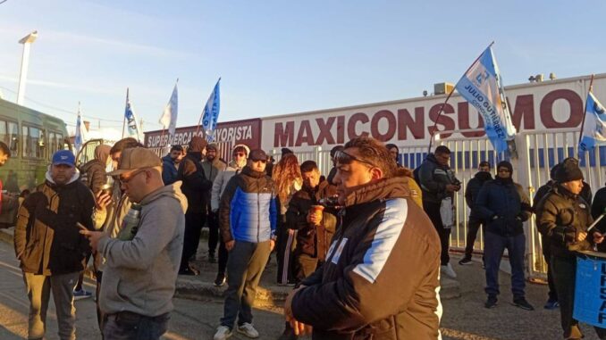 El sindicato UPSAP, conducido por Julio Gutiérrez, se encuentra en estado de alerta y movilización en medio de un fuerte conflicto con la empresa Maxiconsumo. La disputa comenzó en la sede ubicada en la ciudad de Trelew, pero con el correr de los días la situación se fue agravando y tomó alcance nacional.