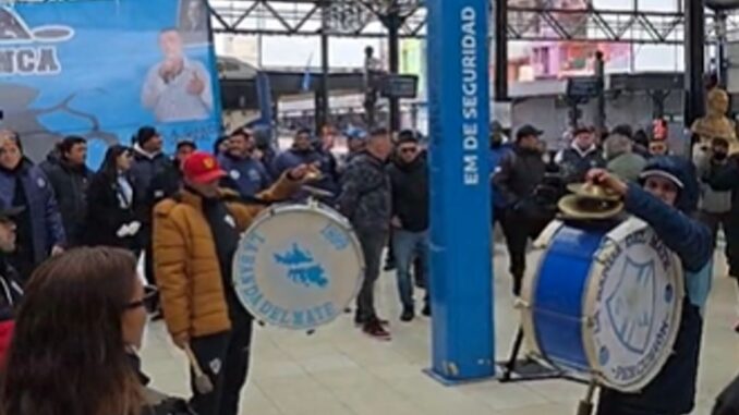 La UPSRA, encabezada por Ángel Alberto García, llevó adelante una fuerte medida de protesta en distintas terminales ferroviarias de Capital Federal en reclamo por los salarios adeudados a trabajadores de seguridad privada que prestan servicios en el ámbito ferroviario.