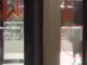 Un vigilador fue severamente sancionado luego de viralizarse imágenes en las que se lo observa pateando a un perro en la Terminal de Ómnibus de Rosario. El hecho generó una fuerte repercusión en redes sociales y despertó el repudio de vecinos y organizaciones protectoras de animales.