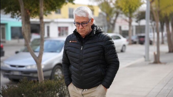 La situación judicial de Julio Gutiérrez continúa sumando capítulos y generando preocupación dentro de la Federación Argentina de Trabajadores de Seguridad Privada (FATRASEP). En las últimas horas trascendió documentación vinculada al proceso penal que involucra al dirigente sindical junto a Juan Marcelo Soria, en una causa en la que ambos se encuentran imputados por los presuntos delitos de estafa procesal, falsificación ideológica y uso de documentos públicos ideológicamente falsos, en el marco de una investigación por una supuesta maniobra de más de 720 millones de pesos en perjuicio de la empresa Secar Security Argentina.