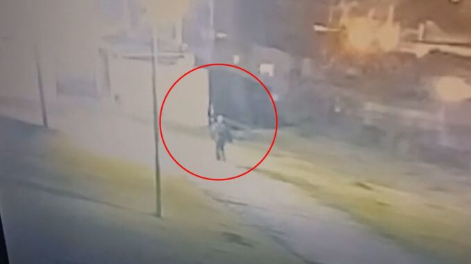 Un vigilador de 41 años de la empresa Maxsegur fue víctima de un violento asalto durante la madrugada del martes 9 de junio, alrededor de las 2:00, mientras cumplía sus funciones de seguridad en instalaciones de la Empresa Provincial de la Energía (EPE) de Santa Fe. El trabajador se encontraba realizando su recorrido habitual por el perímetro del predio cuando fue sorprendido por un delincuente armado.