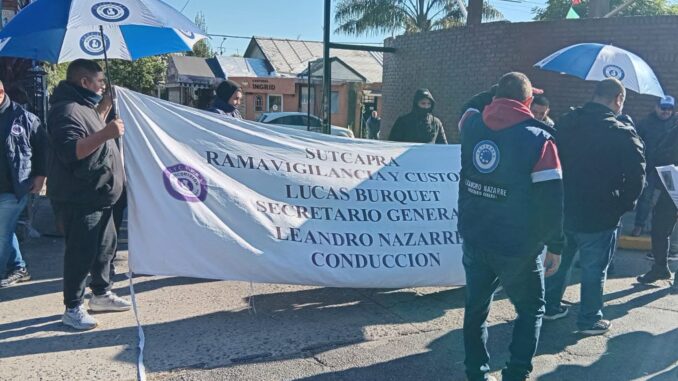 El Sindicato Único de Trabajadores de Control de Admisión y Permanencia de la República Argentina (SUTCAPRA), conducido por Leandro Nazarre, manifestó su rechazo al nuevo aporte solidario del 2% establecido en el marco del Convenio Colectivo de Trabajo de la seguridad privada y cuestionó el acuerdo alcanzado por UPSRA, sindicato con personería gremial en la actividad.