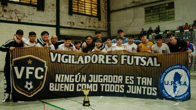 El equipo de futsal de Vigiladores Fútbol Club, impulsado por la Delegación San Nicolás de la Unión Personal de Seguridad República Argentina (UPSRA), volvió a escribir una página histórica al consagrarse campeón de la Liga Nicoleña de Fútbol en la categoría Sub 15, logrando su segundo título en apenas dos temporadas dentro de la competencia oficial.