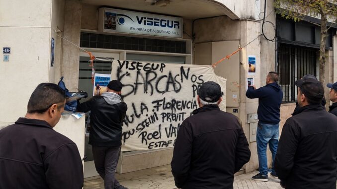 Un grave conflicto laboral sacude a la ciudad de Rosario, donde un grupo de 35 vigiladores decidió tomar las instalaciones de la empresa de seguridad Visegur para reclamar el pago de salarios adeudados y denunciar despidos que califican como arbitrarios.